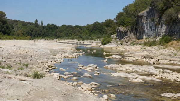 Le niveau de l'Ardèche devient inquiétant à Ruoms en été